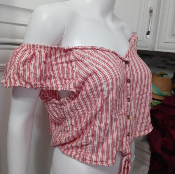 AMERICAN EAGLE OFF THE SHOULDER BUTTON FRONT CANDY CANE STRIPE V NECK CROP TOP - Picture 4 of 9